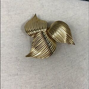 Vintage Golden Leaf Brooch.